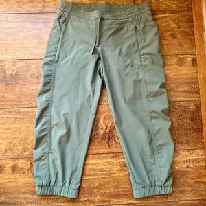 Athleta Green Women’s 2 Petite Capris